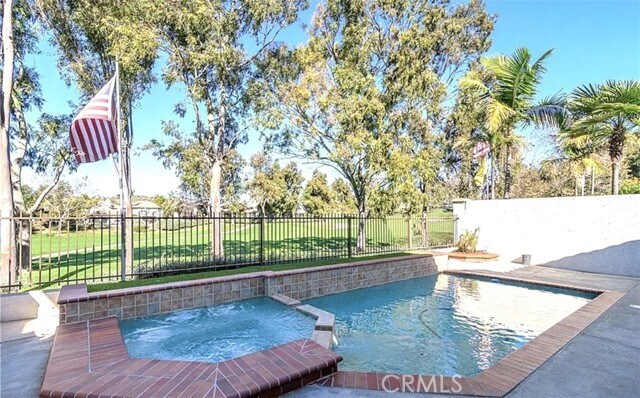 Building Photo - 5 Telliz