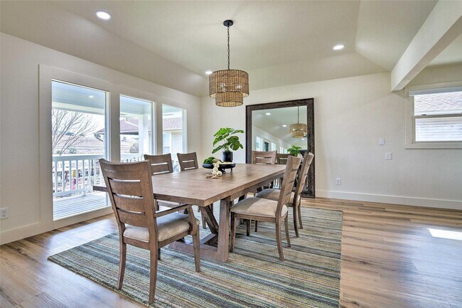 Building Photo - Gorgeous Cove on Main Body Water