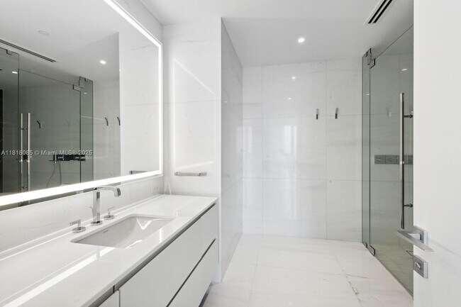 Building Photo - 300 Biscayne Blvd Way