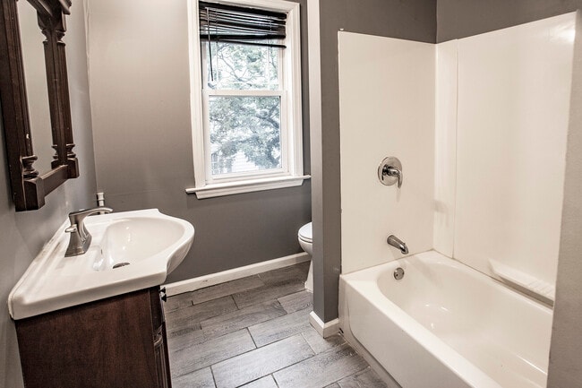 Building Photo - 100 W Broad St