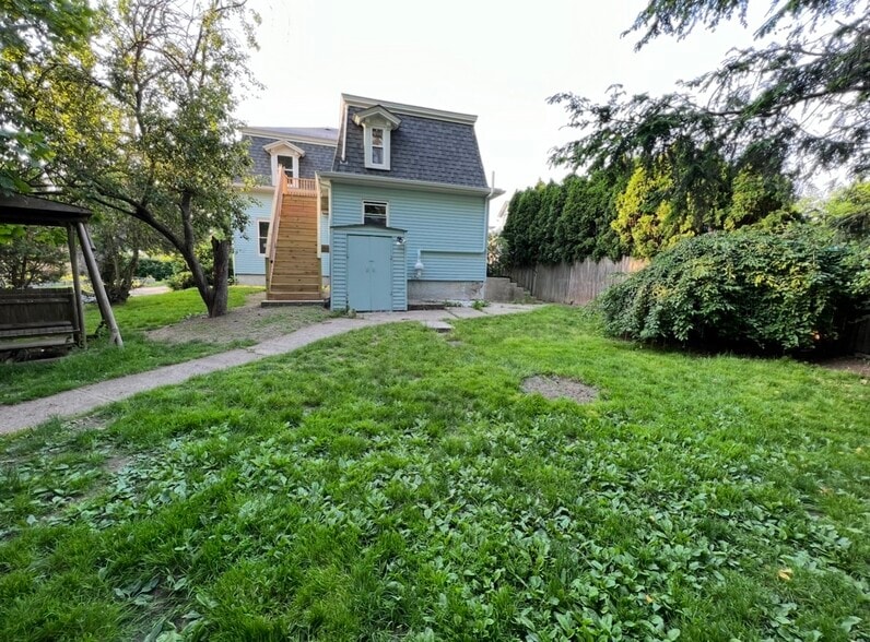 Unit 2 backyard and side yard. Entrance via stairs. - 48 Bank St