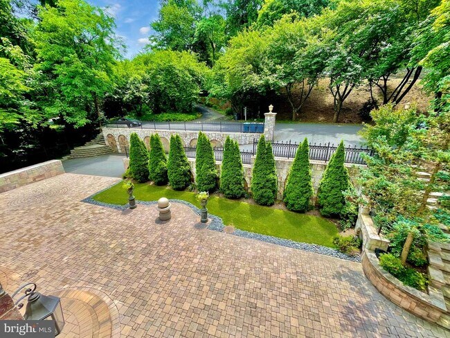 Building Photo - 612 Rivercrest Dr
