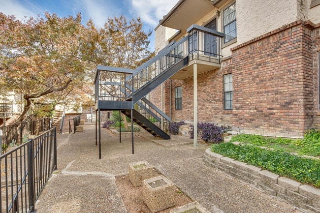 Building Photo - 8750 Park Ln