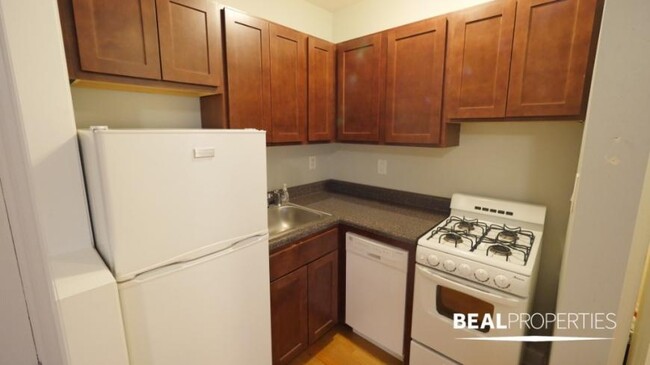 Building Photo - 0 bedroom in CHICAGO IL 60657