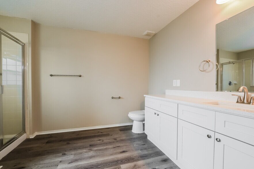 Building Photo - 13501 Laranja St