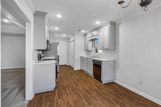 Building Photo - 127 Hollington Dr NE