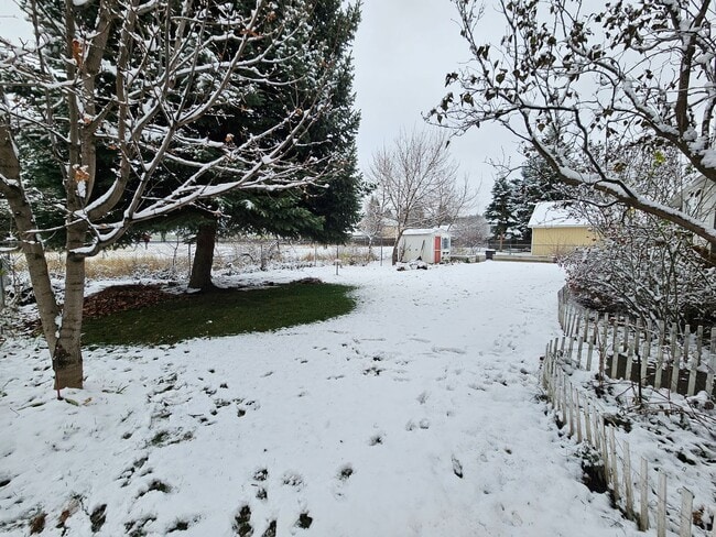 Building Photo - Beautiful Home in the Valley