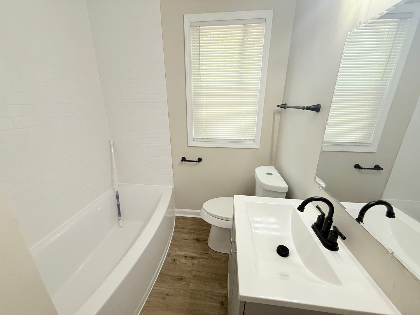 Building Photo - This beautifully updated 3-bedroom, 1-bath single-family home is ready for move-in!