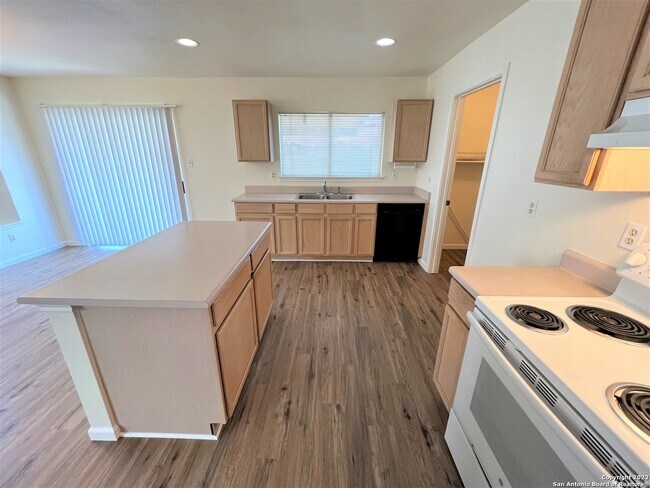 Building Photo - 8214 Chestnut Manor Dr