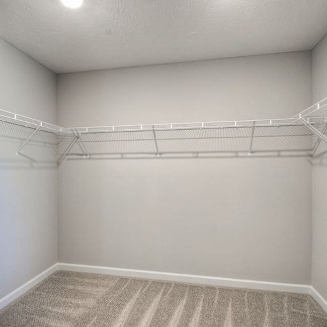 Building Photo - Upgraded, Luxury Townhouse