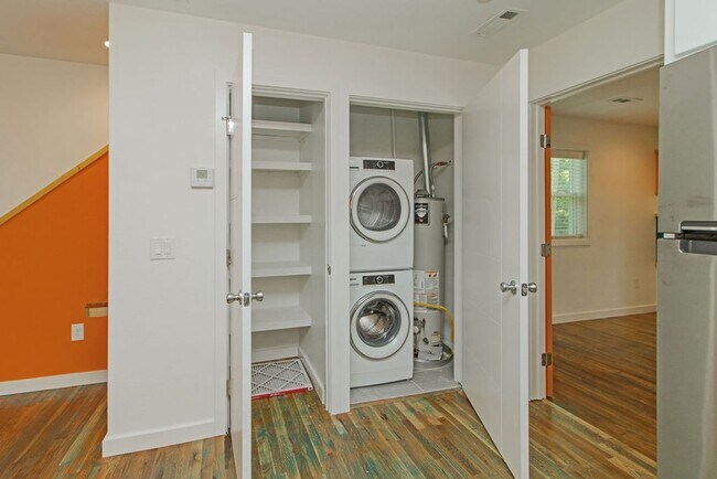 Building Photo - Pet-Friendly 1-Bedroom Apartment in Downtown Rogers –  Move-In Special!