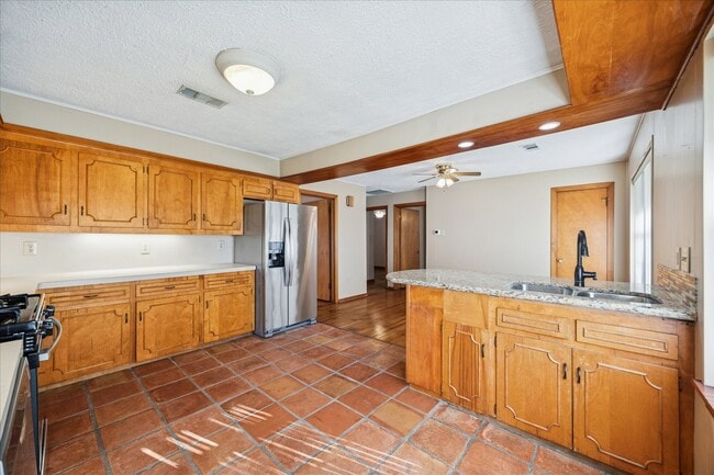 Building Photo - 2115 Gardenia Dr