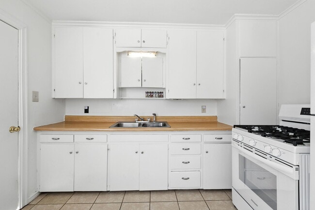 Primary Photo - 1548 S Oak Ave