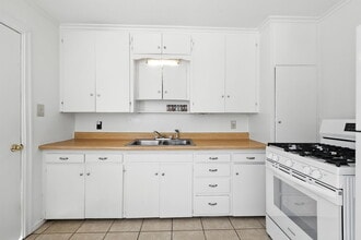 Building Photo - 1548 S Oak Ave