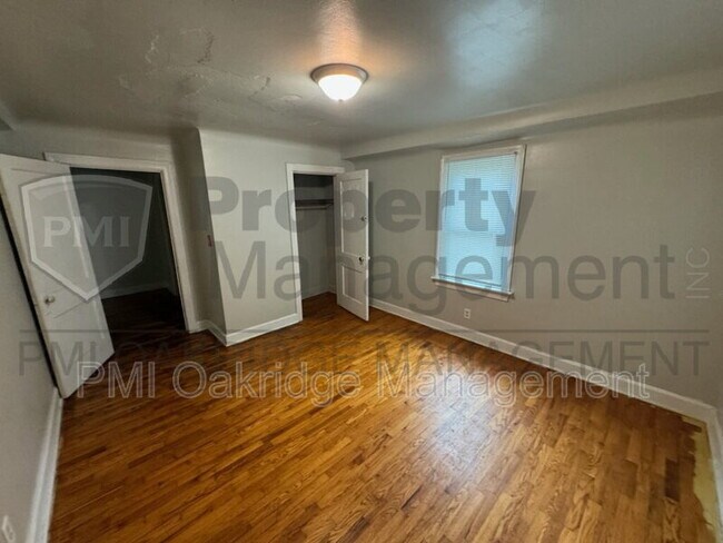 Building Photo - 906 Race Dr