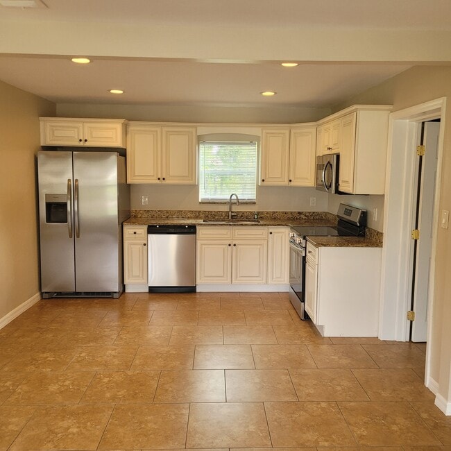 Building Photo - 1824 Beachwood Dr