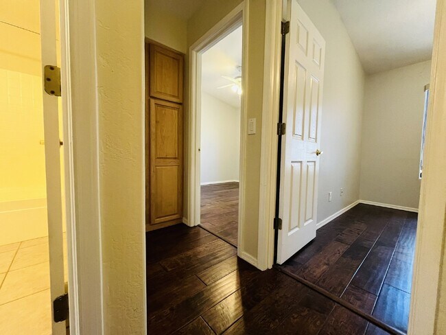 Building Photo - 3 Bedroom Home in North Phoenix