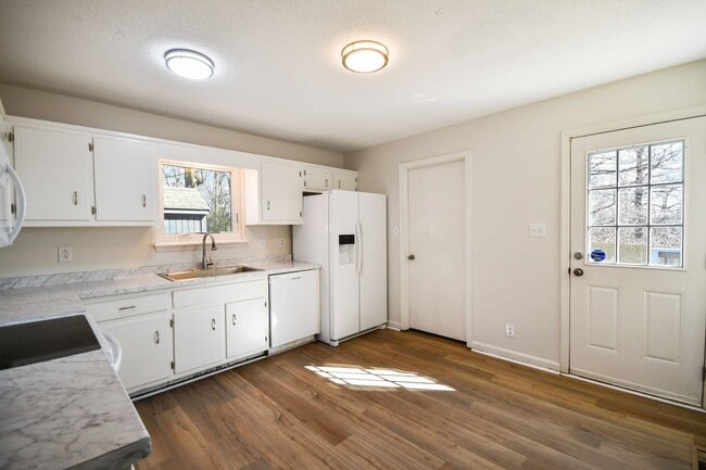 Building Photo - Pet Friendly Three Bedroom!