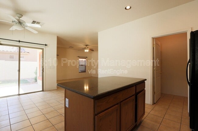 Building Photo - 2644 E Chester Dr