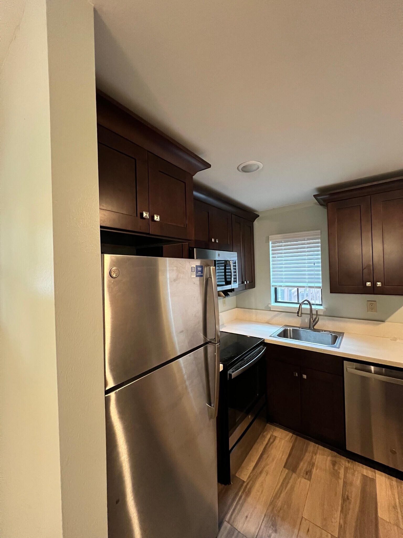 Building Photo - 509 E 7th St