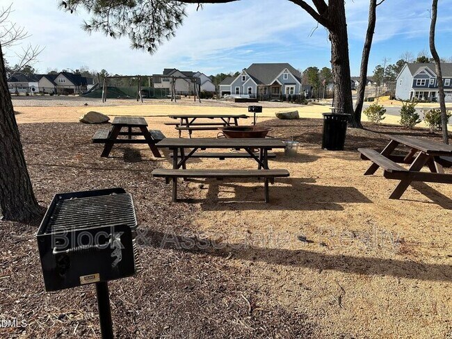 Building Photo - 99 Daybreak Way