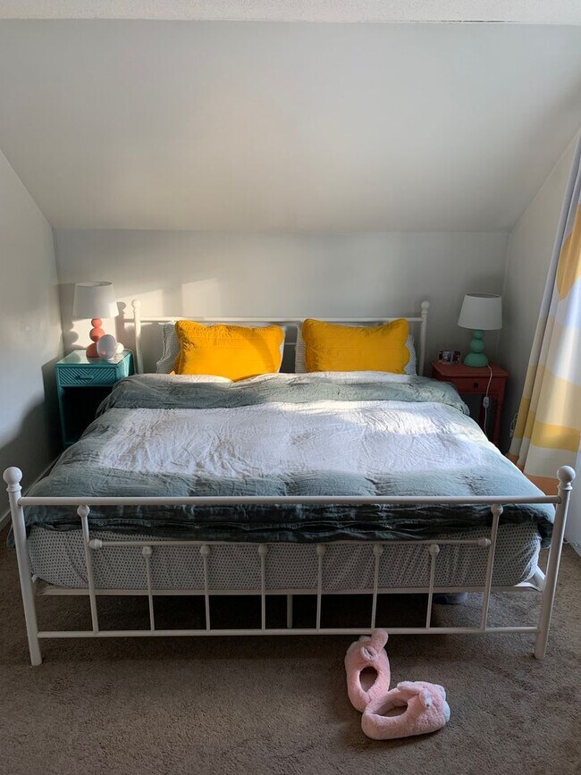 Building Photo - Sunny 2BR Condo in Knightville