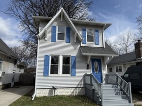 Building Photo - 1330 W Hillsdale St