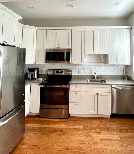 Building Photo - 151 Meridian St