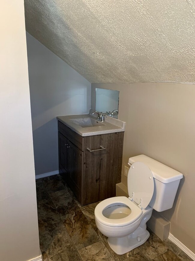 Building Photo - PRICE REDUCED! 4 Bedroom, 1.5 Bathroom House Available, Centrally Located! ¡Casa de 4 dormitorios...