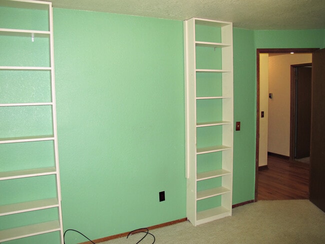 Building Photo - Pet Negotiable 3 Bedroom Home. Fire Place and Garage.