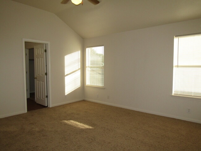 Building Photo - 122 Little Lake Rd