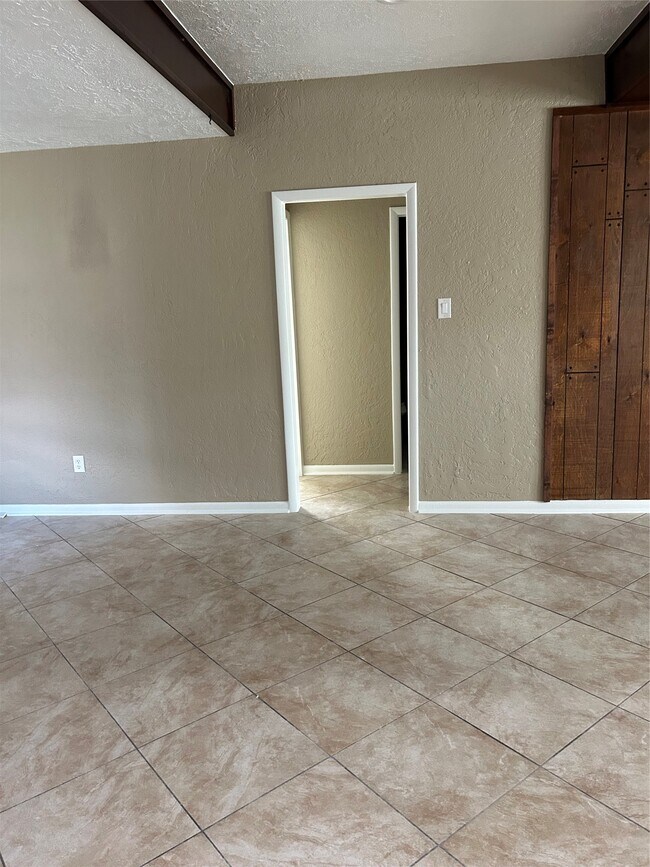 Building Photo - 16011 Mary Ann Ln