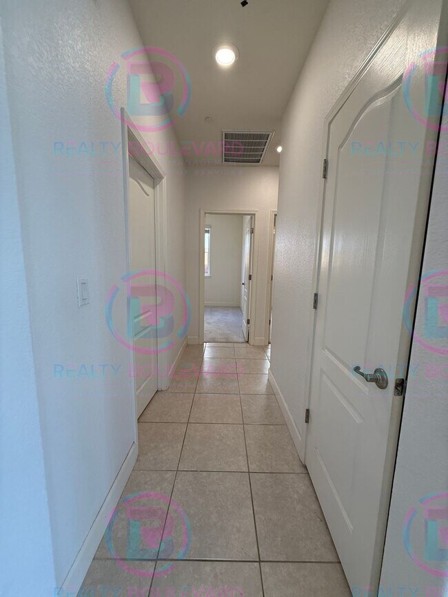 Building Photo - Gorgeous Newer 3 Bedroom Home! Located off...