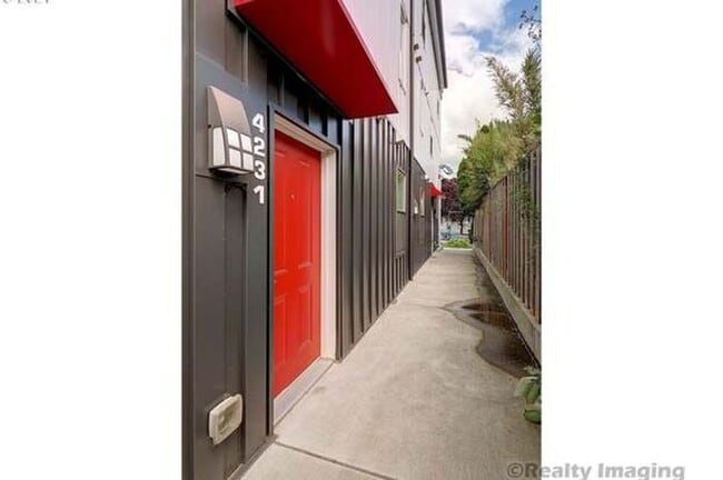 Building Photo - First Floor Front Facing Vibrant Stylish O...
