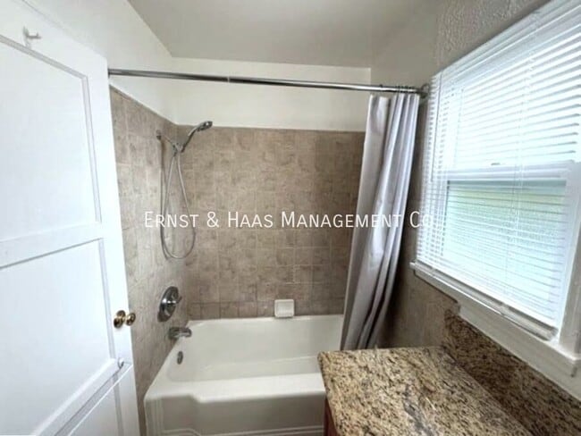 Building Photo - 932 Gardenia Ave