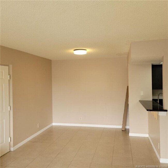 Building Photo - 1526 SE Royal Green Cir