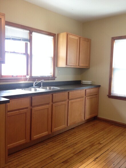 Building Photo - 2421 S Howell Ave