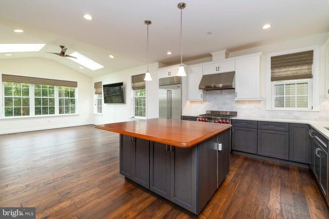 Building Photo - 6098 Creekside Dr