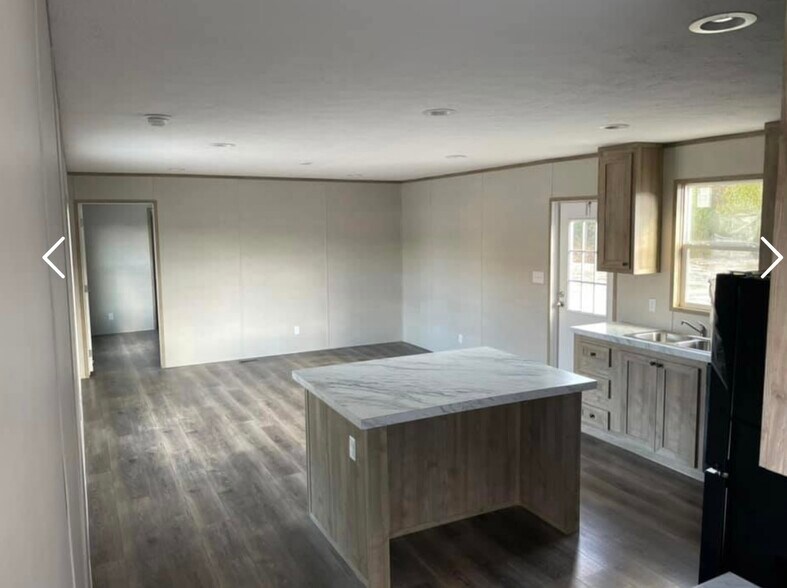 Building Photo - 169 Oral Dr