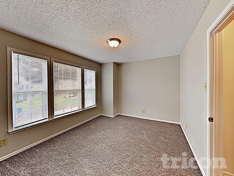 Building Photo - 10813 Inspiration Dr