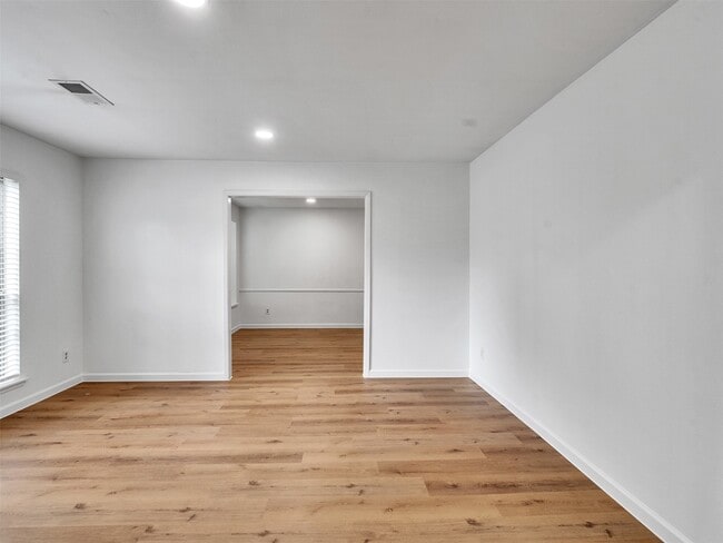 Building Photo - 418 Oakhill Dr