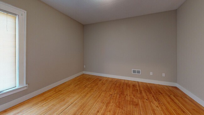 Building Photo - Duplex Near UMN