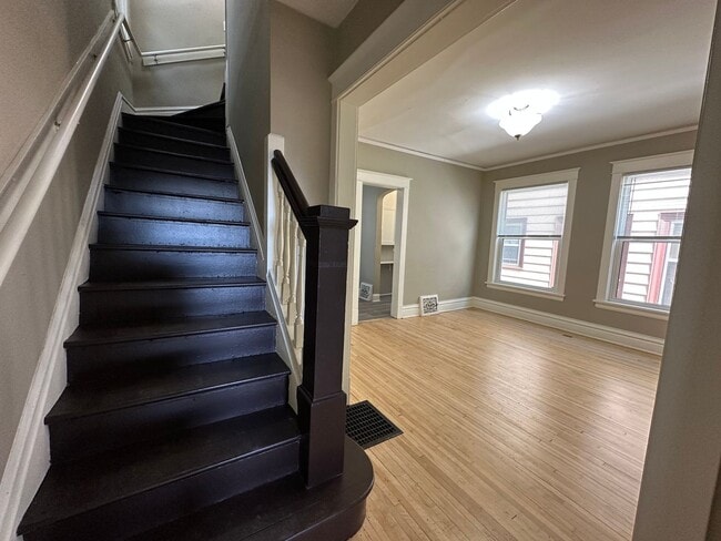 Building Photo - AVAILABLE JUNE - Beautifully Renovated 4 Bed 1 Bath in East Hillside