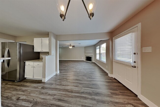 Building Photo - 17303 Davenway Dr