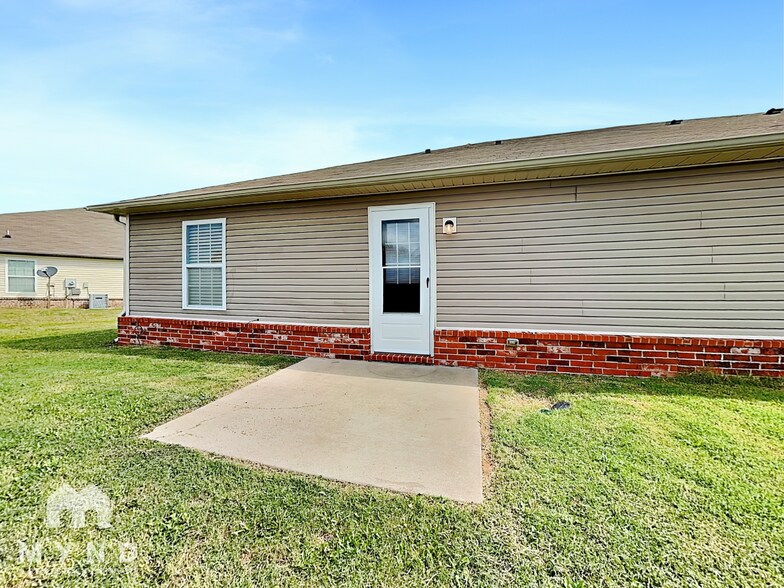 Building Photo - 3401 E Gillette St