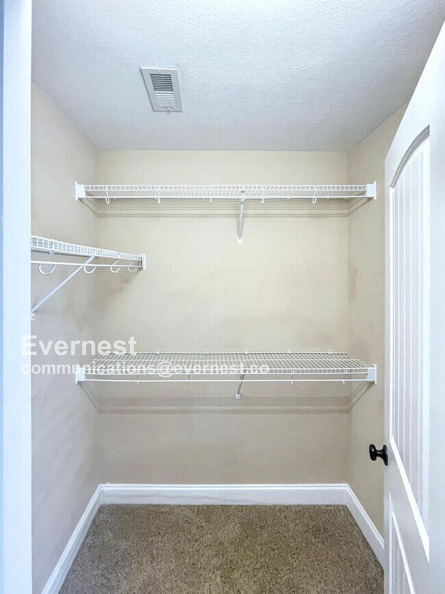 Building Photo - 650 Fox Hound Dr