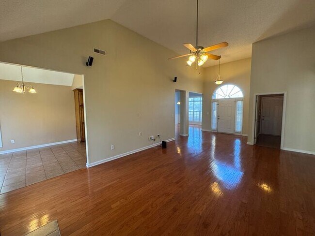 Building Photo - Prime Location and Fenced Yard