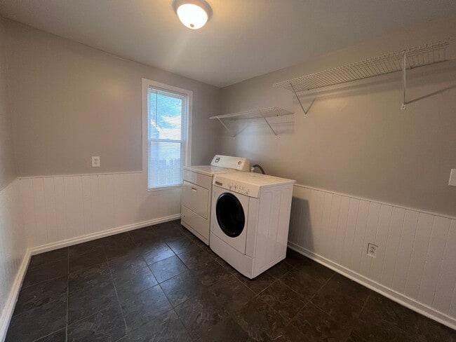 Building Photo - Wonderful and Spacious Three Bedroom Home Minutes from Downtown Grand Rapids!!