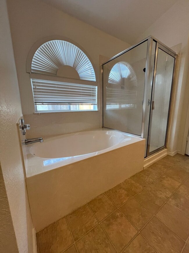 Building Photo - Spacious 4-Bedroom Home with Open Layout