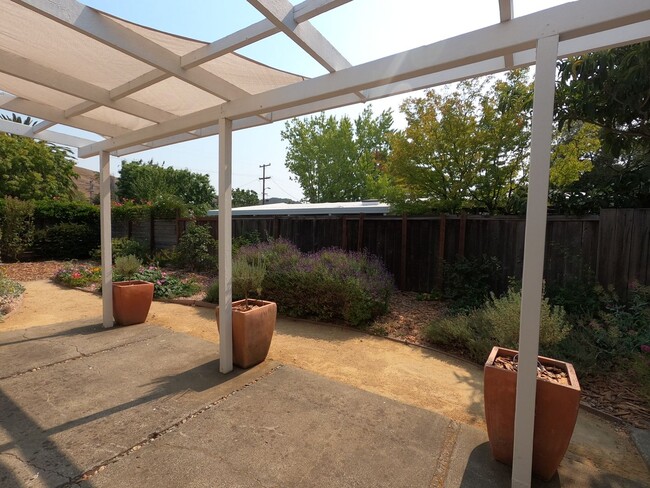 Building Photo - THREE BEDROOM / TWO BATH EICHLER HOME IN G...